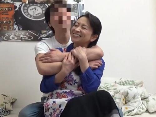 【おばさんレンタル】独身男性のお世話をする家政婦で人妻しょうこさん48歳が若い男性とのスキンシップで喜んでしまう