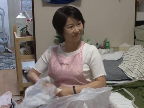 【おばさんレンタル】独身男性のお世話をする家政婦サービスから来た人妻の及川さん56歳が騎乗位で巨乳を揺らしイってしまう