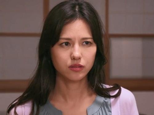 【武藤あやか】セックスに飢えた人妻が欲求不満解消で自慰行為に夢中だと庭の手入れをする作業員達に見抜かれてレ〇プされる