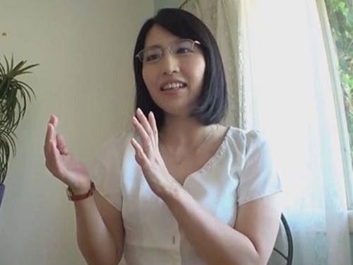 【一ノ瀬あやめ】現役の小〇校教師を務める人妻は同僚の若い男性教師と不倫セックスしてると言う一ノ瀬あやめ40歳がデビュー