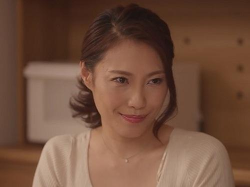 【多田有花】義理の息子の想いに答えるため義理の母が息子の卒業記念にお祝いと称して義母とのセックスをプレゼントする