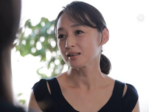 【安野由美】学校の不良達から息子を守るため母親が土下座するが不良達に熟した体を若いチ〇ポで輪姦されてしまう