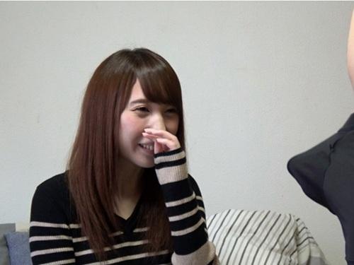 【センズリ鑑賞】普通の女性にセンズリを見てもらうだけのはずが勃起したチ〇ポに興味津々の女性が協力してしまう