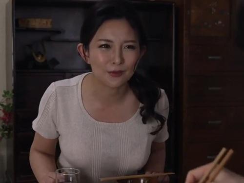 【一色桃子】ネットの情報を元に作った媚薬を大好きな叔母さんに飲ませてオッパイを揉みまくる