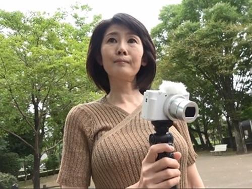 【竹内梨恵】熟女女優が38歳の人妻をナンパしてお持ち帰りし人妻のマ〇コと竹内梨恵の完熟マ○コを貝合わせして楽しんでしまう