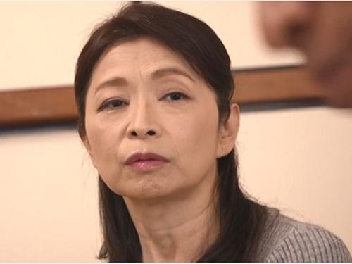 【遠田恵未】還暦を過ぎて益々性欲旺盛な熟女妻が夫が酔いつぶれた横で夫の部下と不倫セックスに励んでしまう