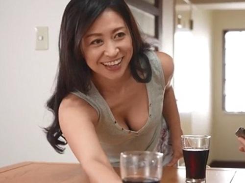 【潮崎あやめ】母親のように思っていた友達のお母さんがオナニーする姿を見てしまい欲情して中出しセックスまでしてしまう