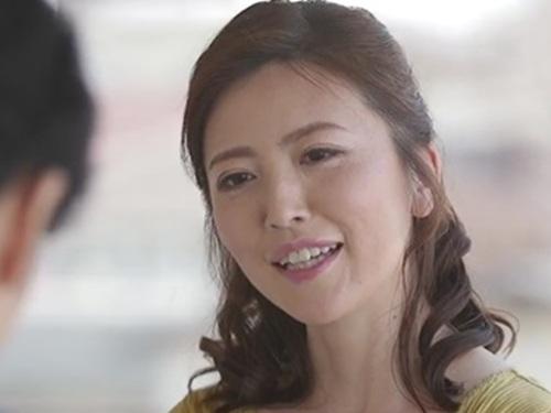 【木下凛々子】毎晩喘ぎ声がデカい隣の部屋の人妻が『ウチでケーキ食べない？』と明らかに誘惑してきて昼間から浮気セックス