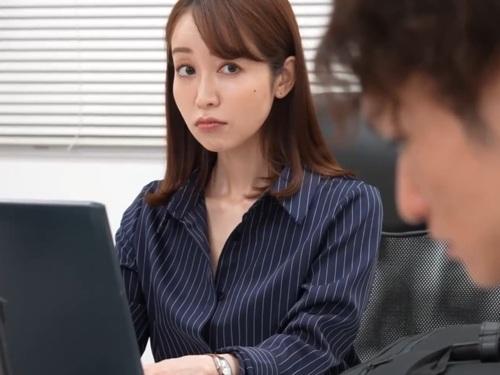 【篠田ゆう】『私の事エッチな目で見てるのかしら』部下と２人きりのオフィスで女上司が男性部下を誘惑して残業セックス