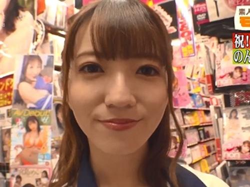 【小花のん】アダルトショップ来たお客さんに淫語を言ってチ〇ポも弄るしマシュマロオッパイで誘惑し痴女接客をする