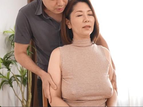 【翔田千里】ノーブラで過ごす母の巨乳に触れたとき乳首が異常に敏感でエッチな声を漏らす母に性欲を制御できなくなった息子