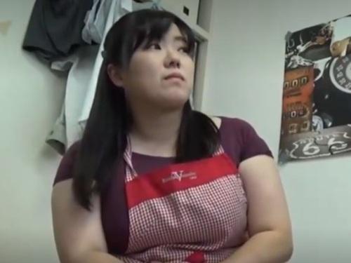 【おばさんレンタル】独身男性のお世話をする家政婦サービスから来た童顔爆乳のポッチャリ人妻しずのさん36歳と中出しセックス
