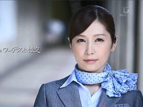【佐々木あき】上品な雰囲気の美人スチュワーデスと制服のままセックスして最後は美人スチュワーデスのお口に精子を発射する