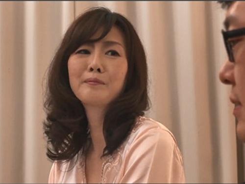 【竹内梨恵】ハブ酒を飲んだらオナニーしても股間の疼きが治まらない母が息子のチ○ポを求めてしまい近親相姦してしまう