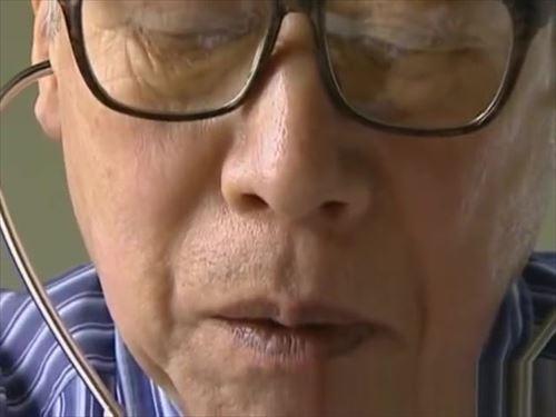 権威者の超エロ的描写を含む医師と熟女の診察シーン