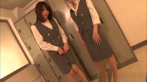 美しい女優のボディラインは華奢で胸が大きく、検証企画で性的行為へと導いた。