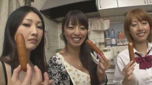 多くの女性と暮らす私は、熟女、姉、そして大学生たちを下宿に受け入れている。