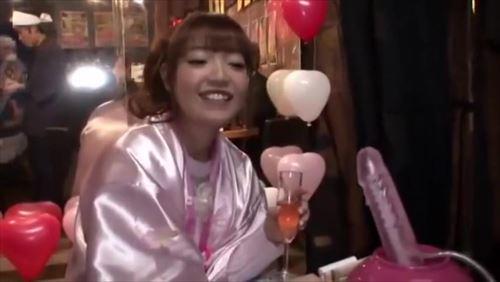 酔った女性がマジックミラーの中でバイブで責められ、抵抗できない
