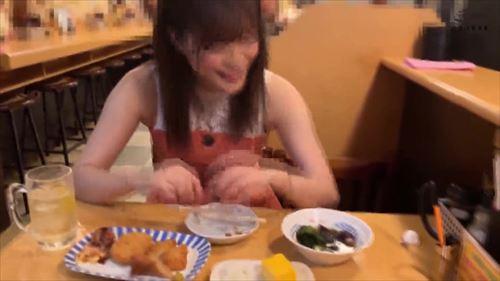 居酒屋で誘惑される少女、イケメンに抱かれたまま感じてしまう