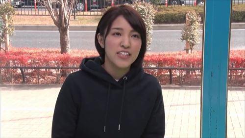彼の前で、愛液が溢れ、赤面する女の子。
