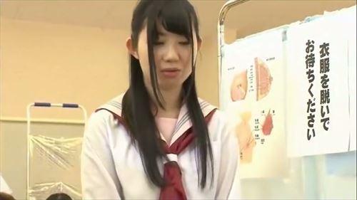 少女が検査台の上でヤバめ的刺激を受け、身体が反応する