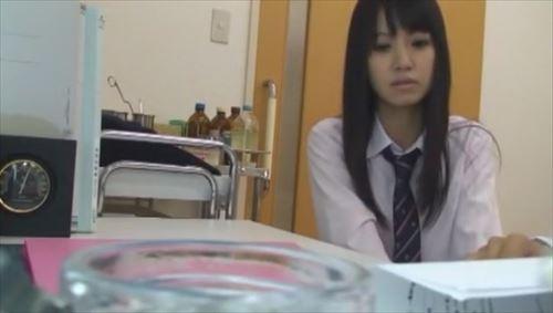 可愛らしい制服姿の少女を診察台に置き、診察する