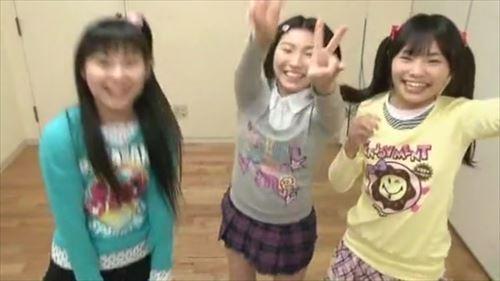 幼い女の子が裸で温泉に入ってきた！
