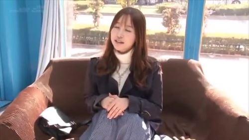 少女が下着をずらして、男に性的な行為を施す