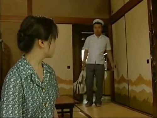 孫の嫁に迫る祖父、その熱烈な愛は周囲を圧する