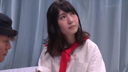 内気な彼は、実は童貞ではなかった。突然、獣のような姿に変わり、激しくえっち的に貪り、絶頂を迎え、叫び声をあげた。