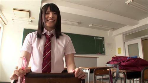 髪を二つに分けた女の子が、ローションで体を滑らせながら遊び、プールサイドで開放的なセックスをしたり、密着した行為をしたり、
