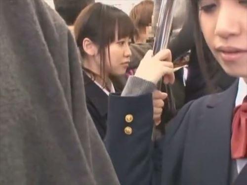 女教師が生徒を電車内で性的暴行し、羞恥と汚辱を味わわせる