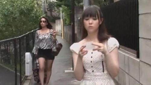 魅力的な作家と少女が互いに惹かれ、情熱的な関係を築く