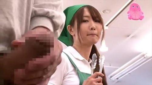 美しい女性が不倫に陥り、激しい愛撫と喘ぎ声を出す