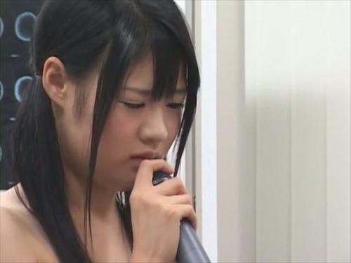 美少女、発育検査でドキドキ。彼氏の目も気にせず、恥ずかしい身体を男たちに弄ばれて…