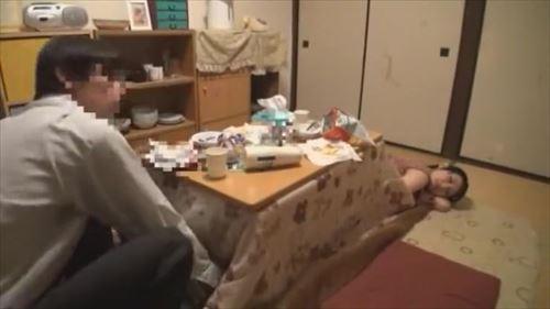 彼女は彼の腕の中でさらに深く身を沈めた。