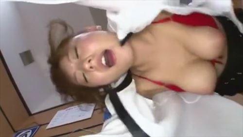美しい少女は快楽に身を委ね、激しい喘ぎ声をあげていた。
