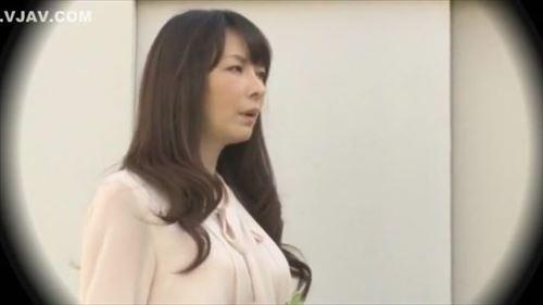 真面目な先生と不良生徒の秘密の関係、屋上で始まる。大人の女教師は、誘惑と快楽に溺れ、生徒を性的に支配する。
