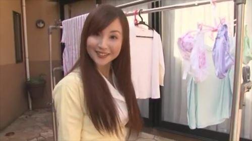 疲れた夫へ、妻は巨根を舌で優しく撫で、焦らして刺激し、性的快楽に導く