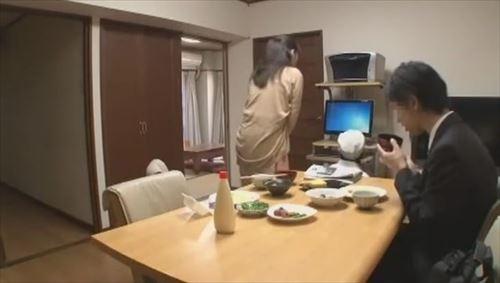 昏酔した新妻、性欲に駆られ、果てしない潮吹きで痙攣した.