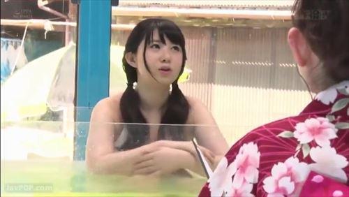 可愛らしい女の子がマジックミラー号で性的に乱暴に扱われ、挿入される