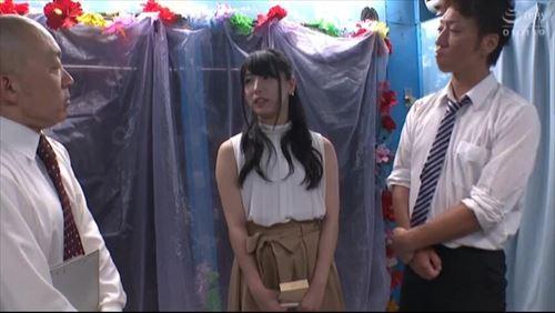 彼女の純潔を奪った男への復讐として、欲望に身を委ねる娘は、激しい求めに身をゆだねた.