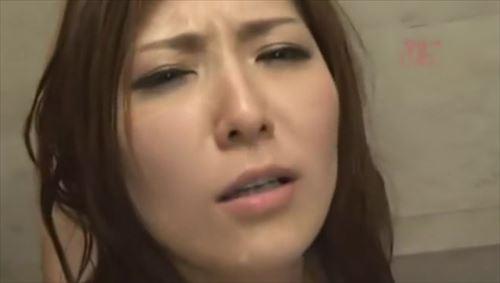 男たちによって次々と犯される女たち、ジャグジー湯船に浮かぶ