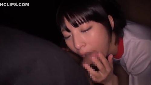 暗闇の中、制服姿の少女が男の性器を口に含み、抵抗しない