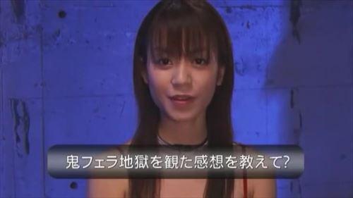 王女様はあなたを罰し、拘束服と性的に露骨な下着を着せて
