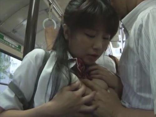 学校帰りの女子生徒を車内で乱暴に扱い、フェラチオ