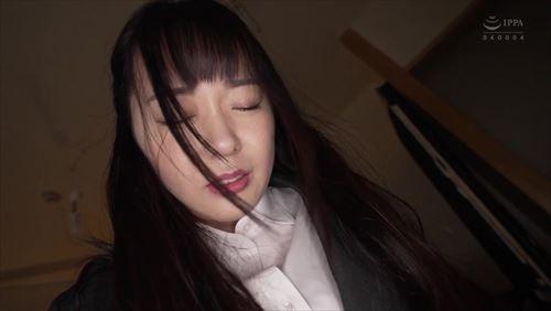 美しい女性、高瀬りな。拘束され、性的な薬で支配される。