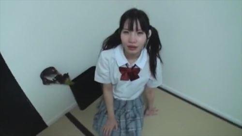 10代の女の子の制服姿、エロティックな描写