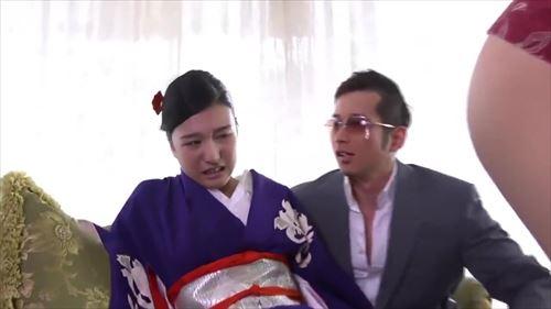 女は男に責められ、苦痛と快楽の狭間に迷い込み、