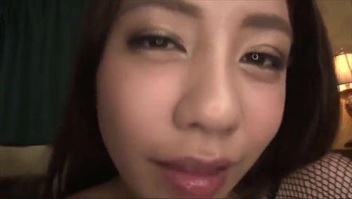 膨らみきった胸が網越しに見え、卑猥なポーズで誘惑する。喘ぎ声と囁き、彼女の肌に熱いキス